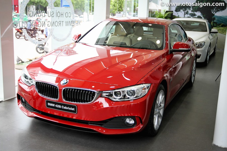 Phiên bản BMW 428i mui trần vừa chính thức được phân phối tại Việt Nam với kiểu dáng đậm chất thể thao nhưng không kém phần sang trọng.